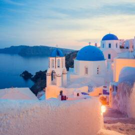 Iglesias con cúpulas azules en Santorini